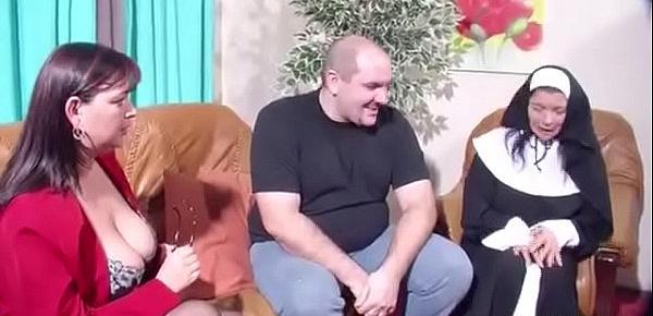Ehemann wird sein Traum wahr und er darf 2 MILF Ficken